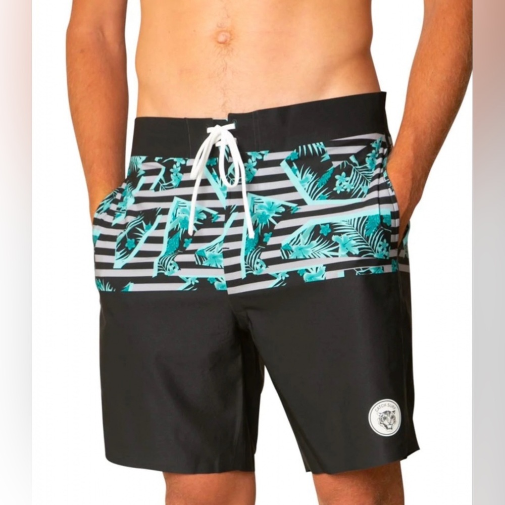 The JOB ULTRA VENICE boardshort by Catch Surf is a vintage surfer-style S 32